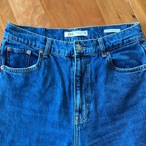 Zara 90’s full length jeans in size 8. Excellent condition!